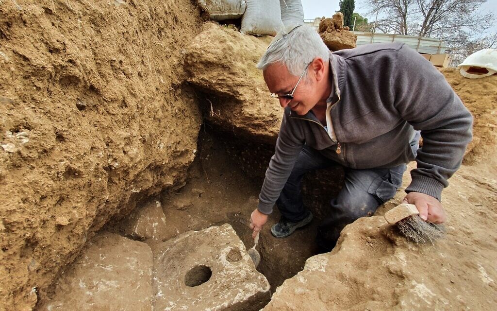 Keşfedilen tuvalet ve arkeologlar
