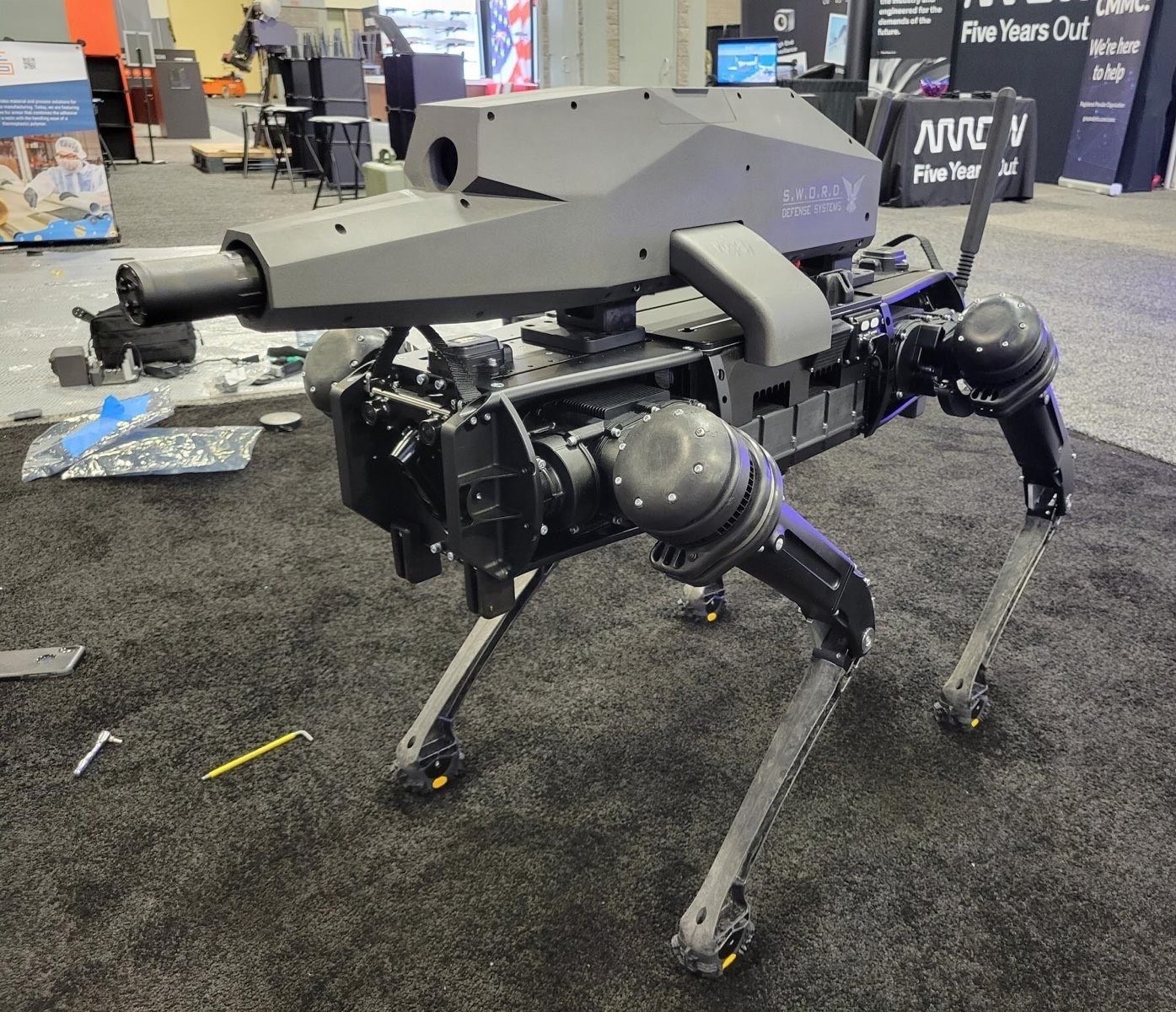 Robot köpeklere silah monte edildi