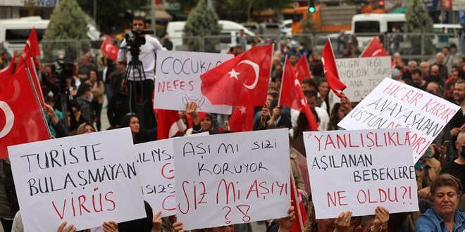 Aşı karşıtları İzmir'de protesto düzenledi