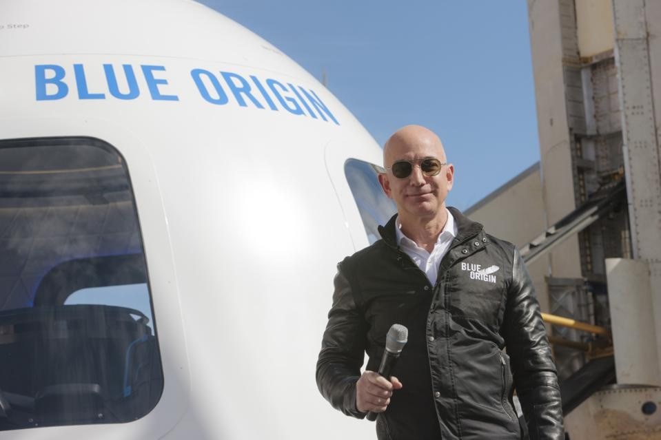 Jeff Bezos, NASA ve SpaceX'e başarılar diledi