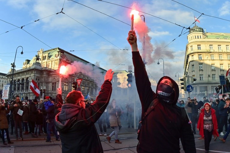 Avrupa'da kısıtlamalar sebebiyle protestolar sürüyor