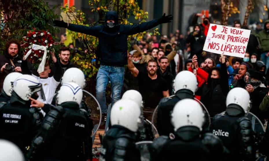 Avrupalılar kısıtlamaları protesto ediyor