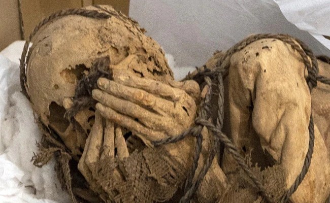 Mumya, bölgenin cenaze gelenekleri sebebiyle böyle gömülmüş olabilir