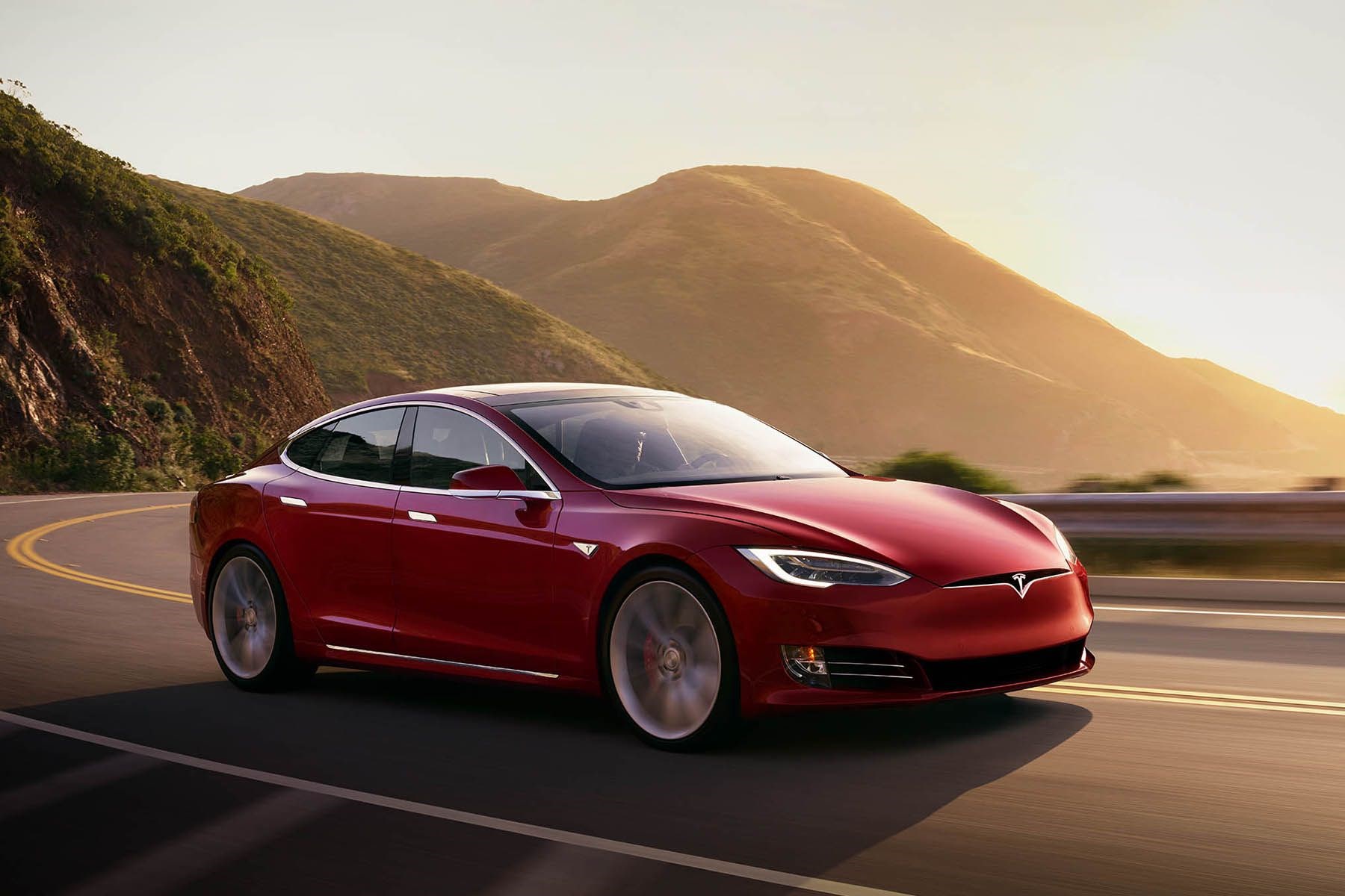 Batarya değişim ücretini duyan Tesla sahibi aracını patlattı
