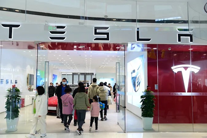 Tesla, geçtiğimiz yıl 1 milyona yakın araç teslim etti