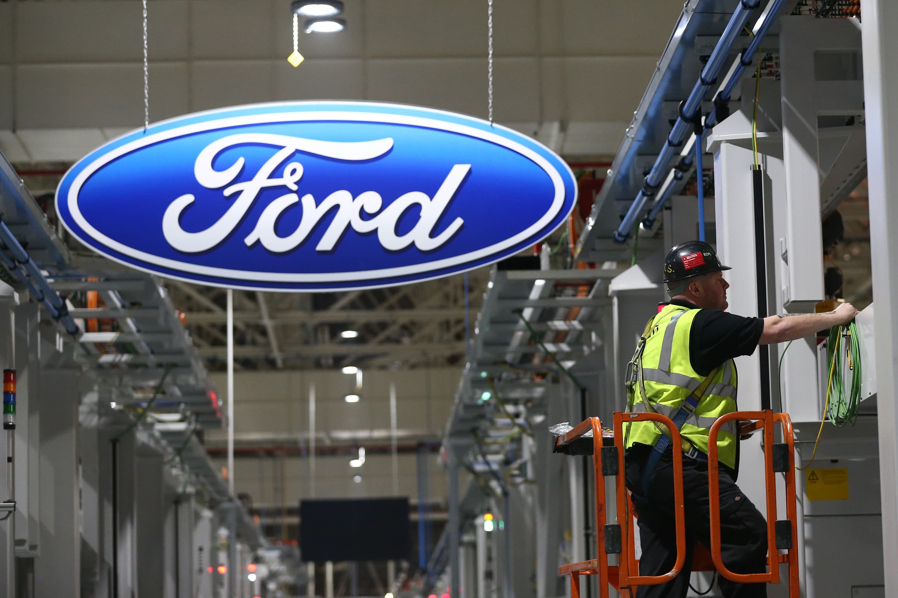 Ford, çip kıtlığı yüzünden 8 fabrikasında üretimi durduruyor