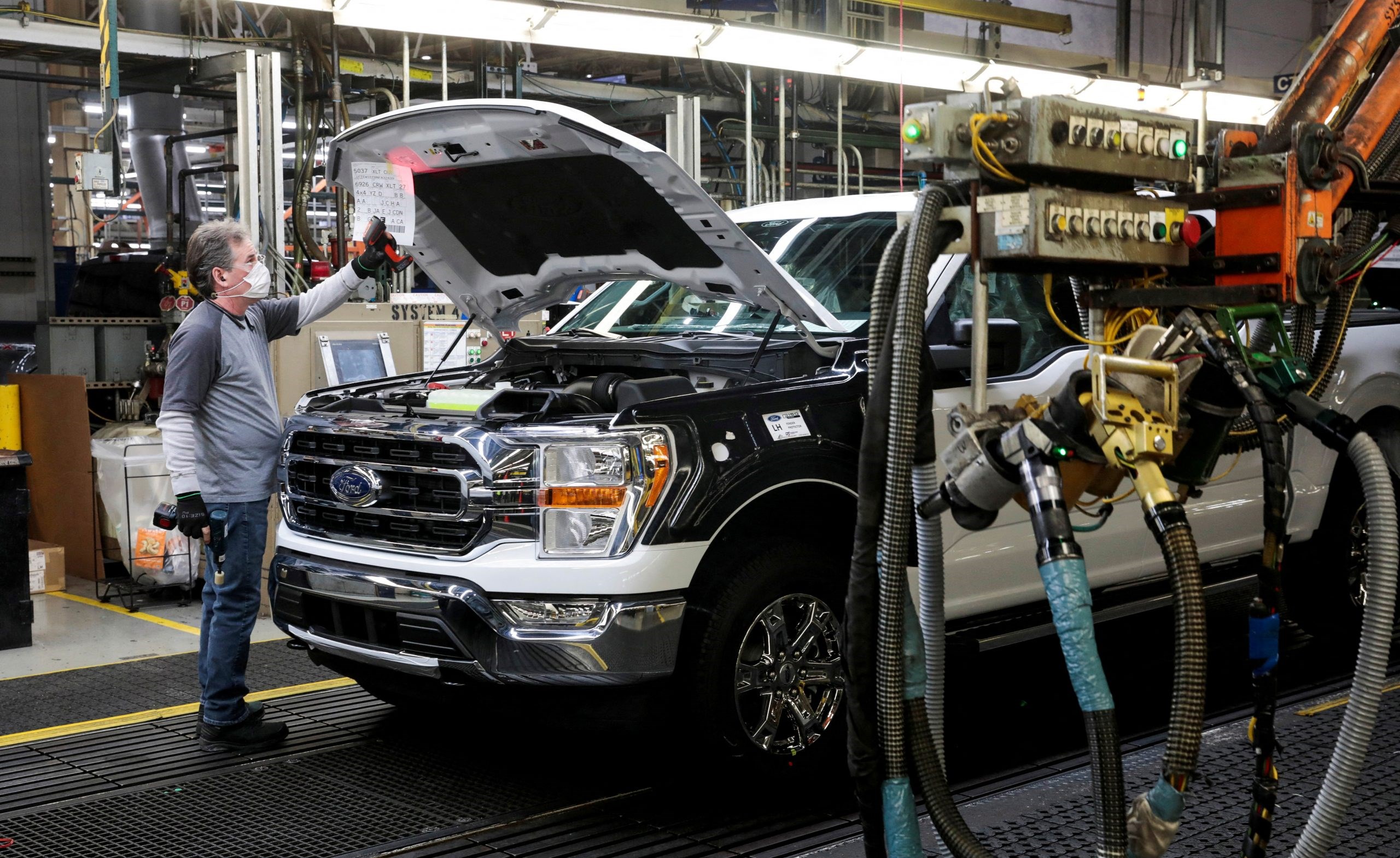 Ford, çip kıtlığı yüzünden 8 fabrikasında üretimi durduruyor