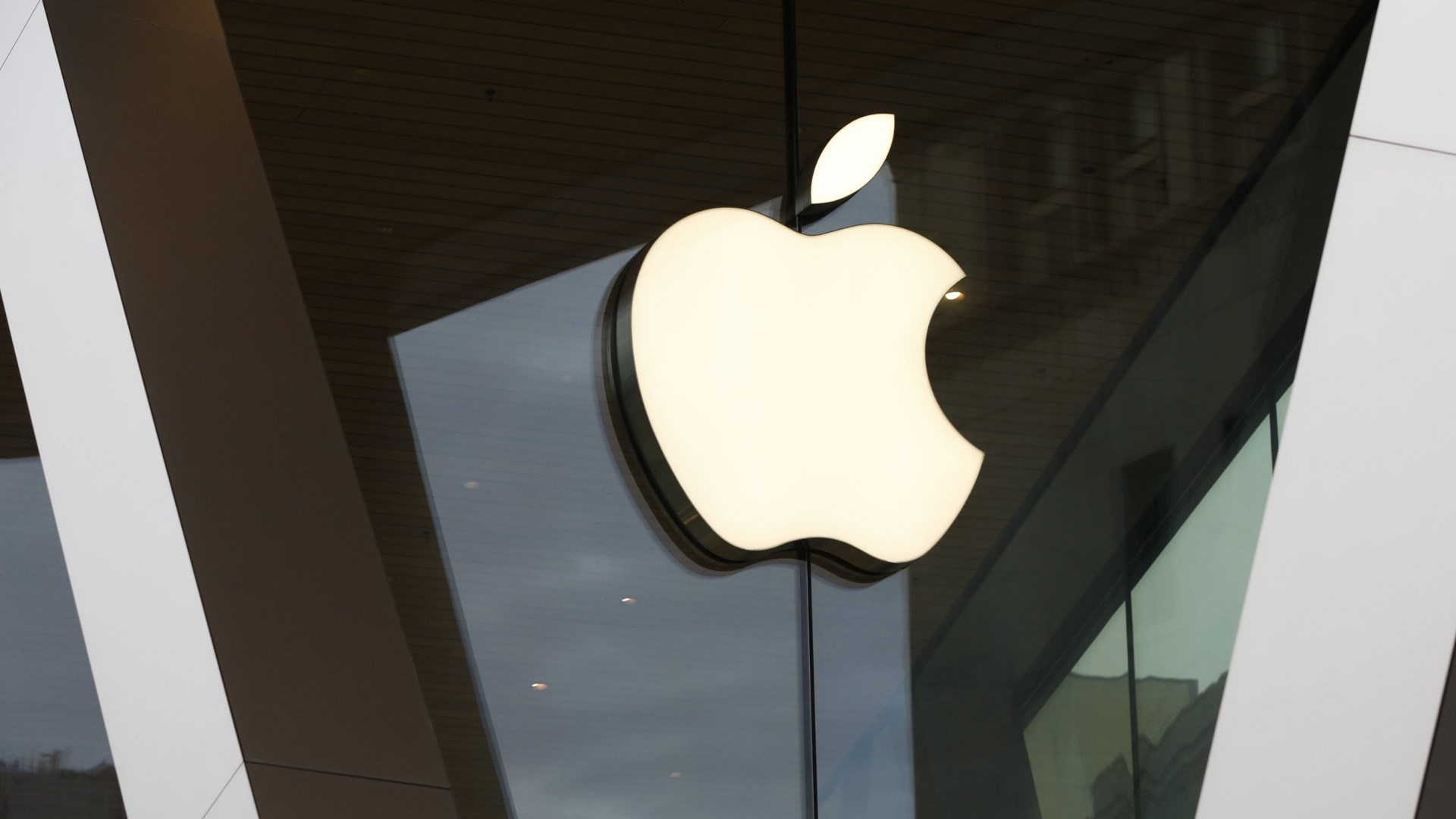 Apple, iPhone kutularında eksikliğe giderek rekor kazanç sağladı