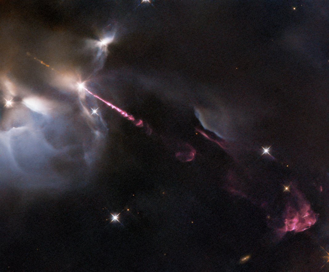 Hubble, genç bir yıldızın fırlattığı gazı yakaladı