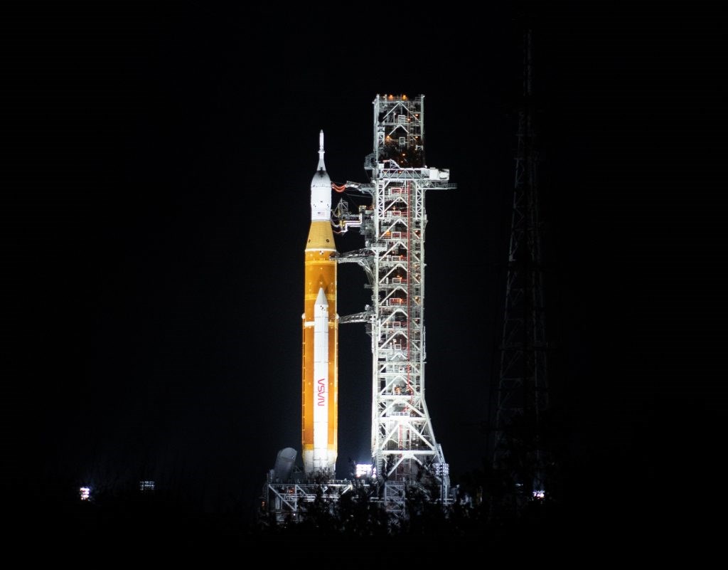 NASA'nın SLS Ay roketi son testler için fırlatma rampasına geldi