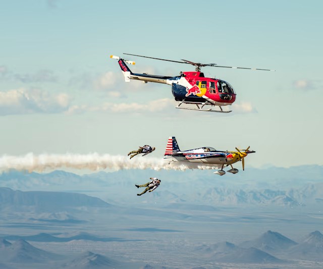 Red Bull gösterisinde, iki pilot havada uçaklarını değiştirecek