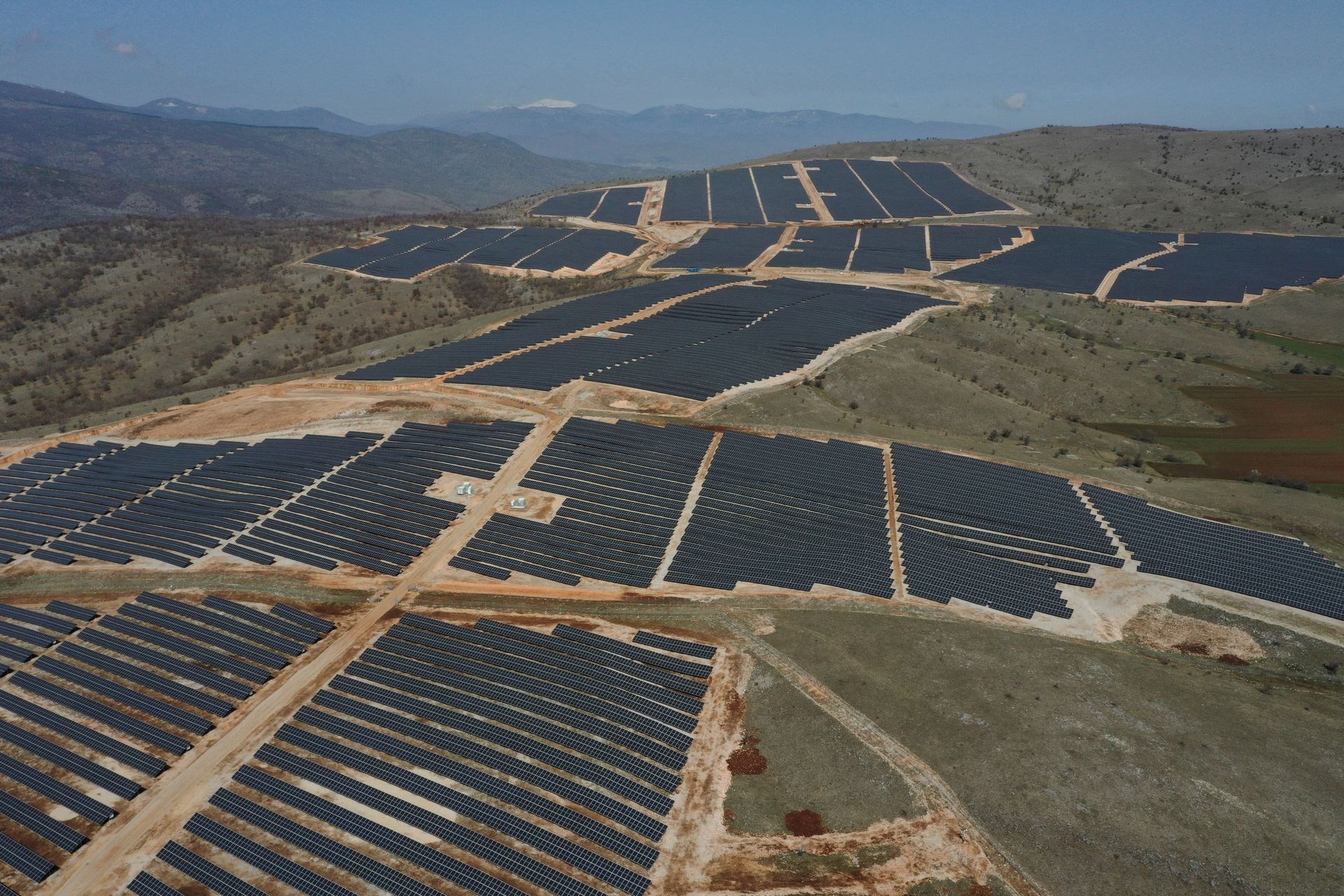 Yunanistan, 204 MW çift yüzeyli güneş çiftliğini başlattı