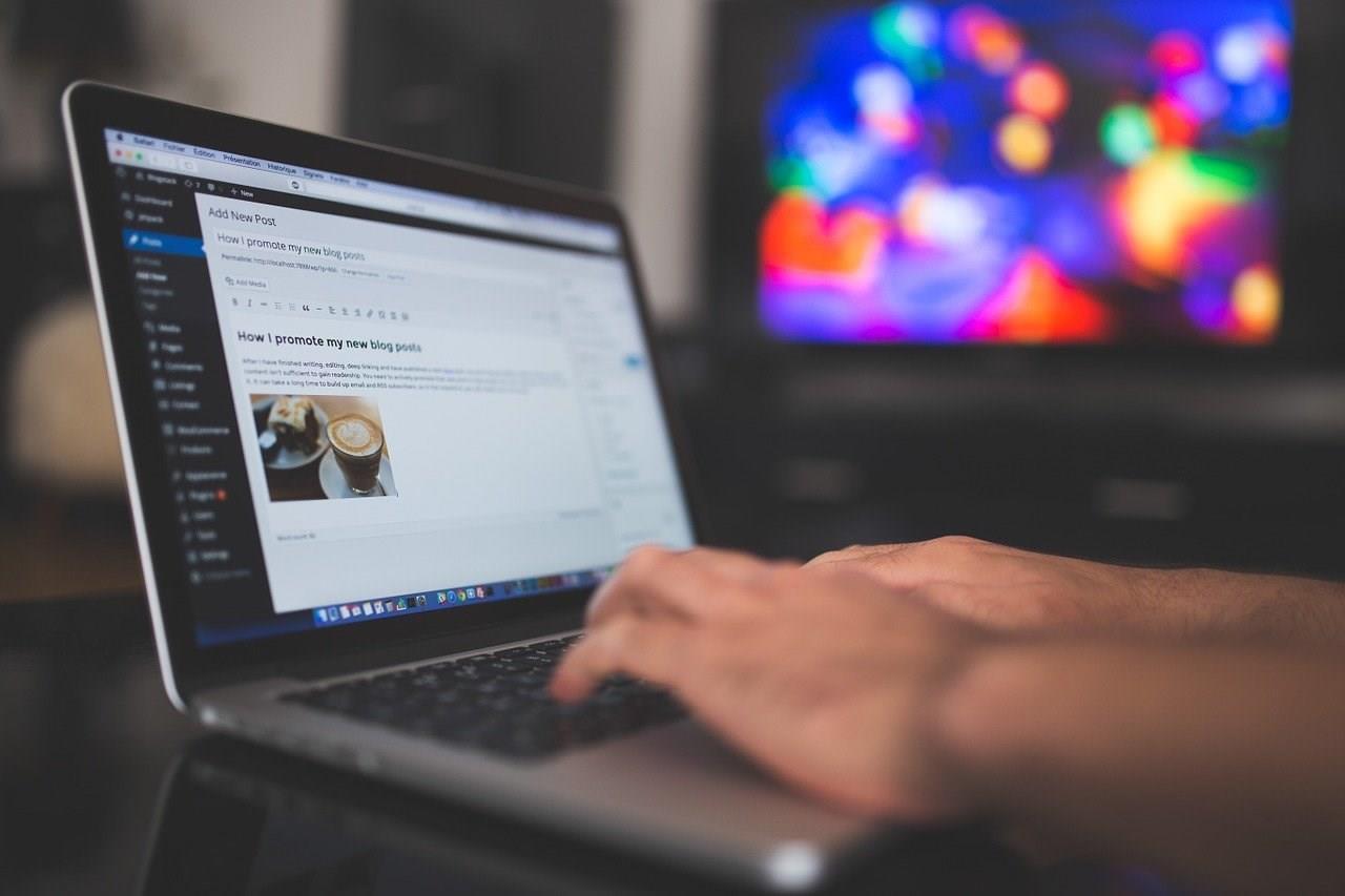 Öğrenciler ve basit ofis işleri için dizüstü bilgisayarlar