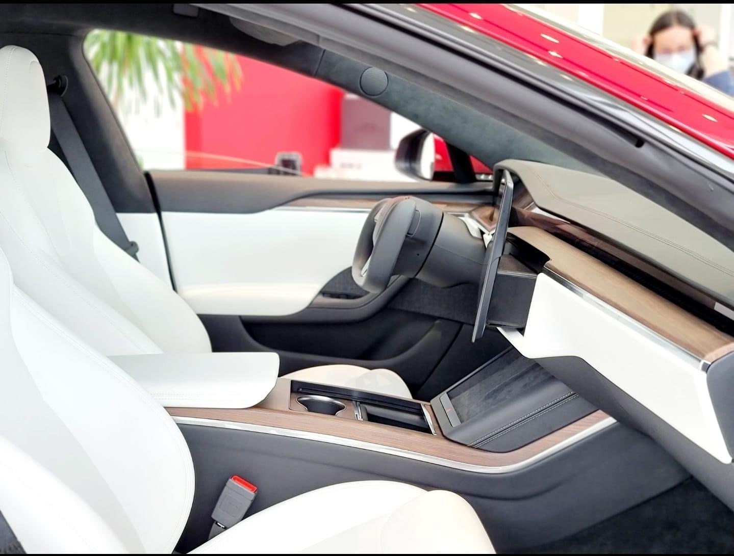 Yeni Tesla Model S/X'ler döndürülebilir ekran özelliğiyle geliyor