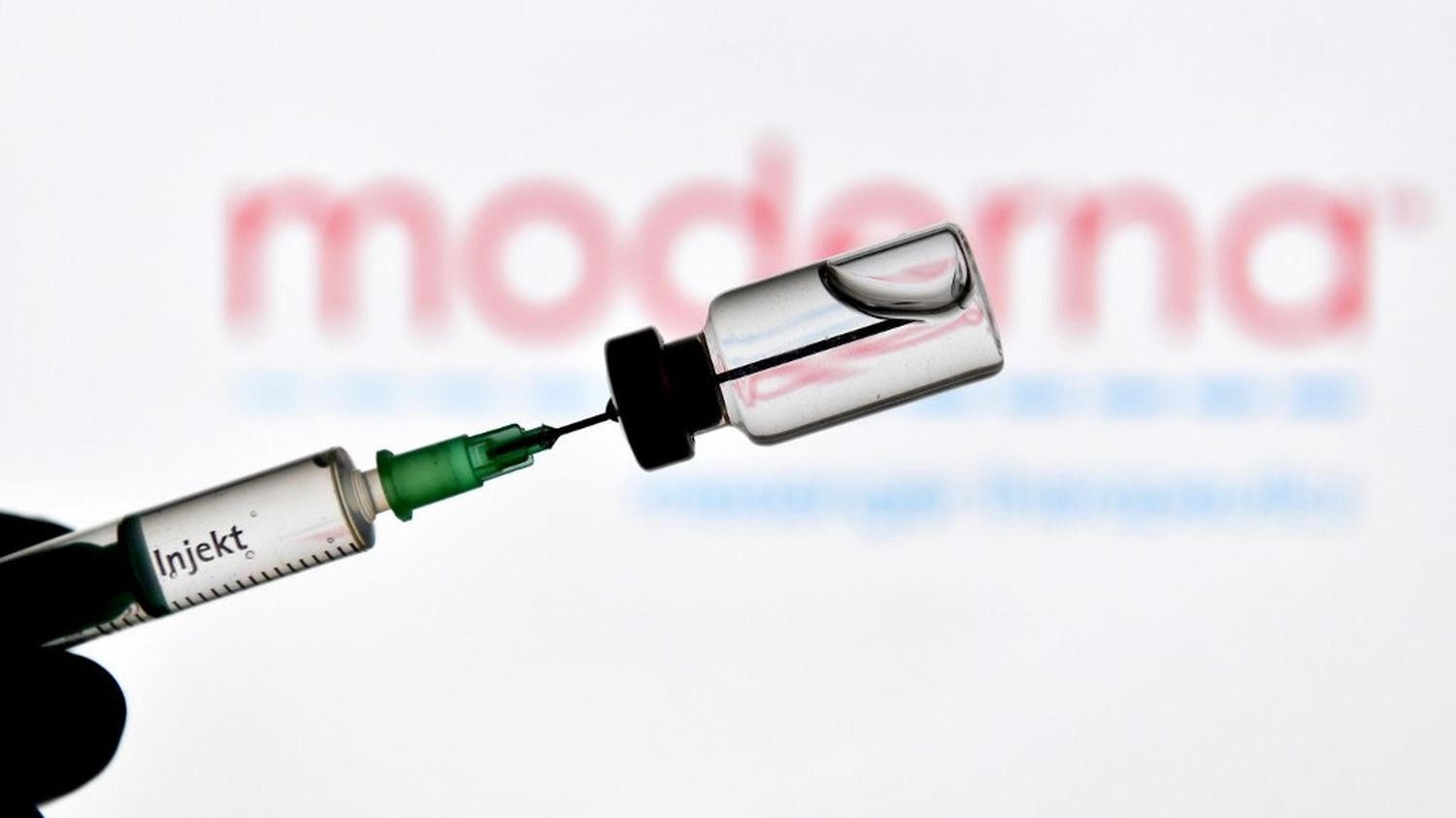 Moderna, Omicron'a karşı daha etkili aşı geliştirdiğini duyurdu
