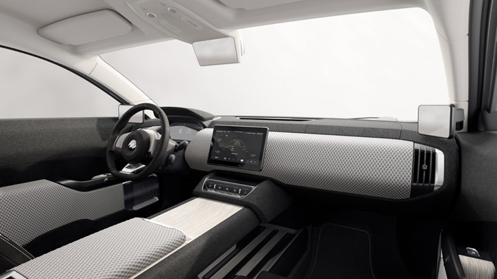 Tek şarjla 7 ay kullanılabilen güneş enerjili otomobil tanıtıldı