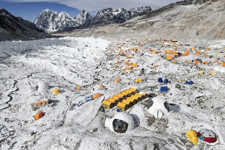 Everest'in ana kampının yerinin değiştirilmesi planlanıyor