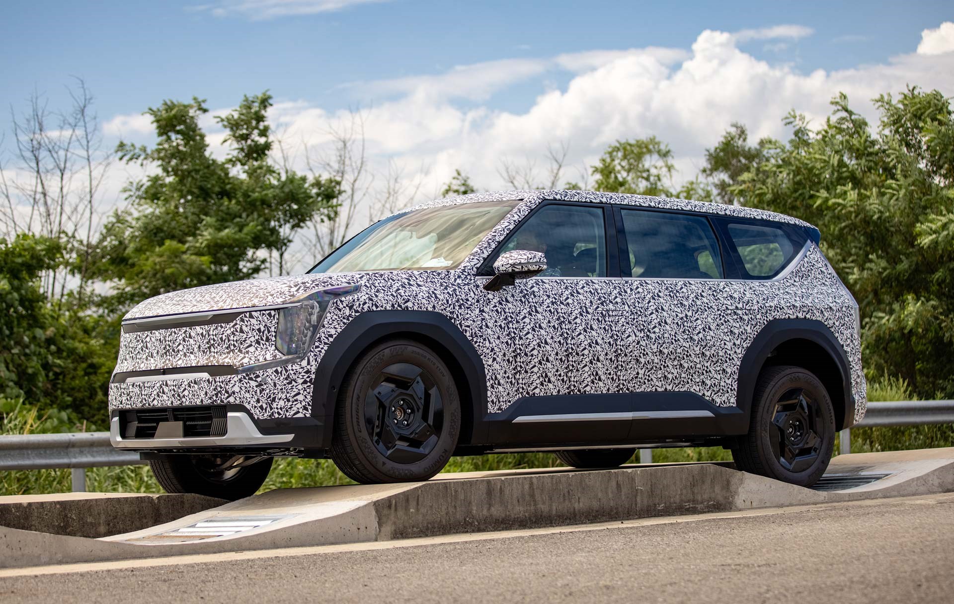 Kia'nın yeni elektrikli aracı EV9'dan ilk resmi görseller geldi