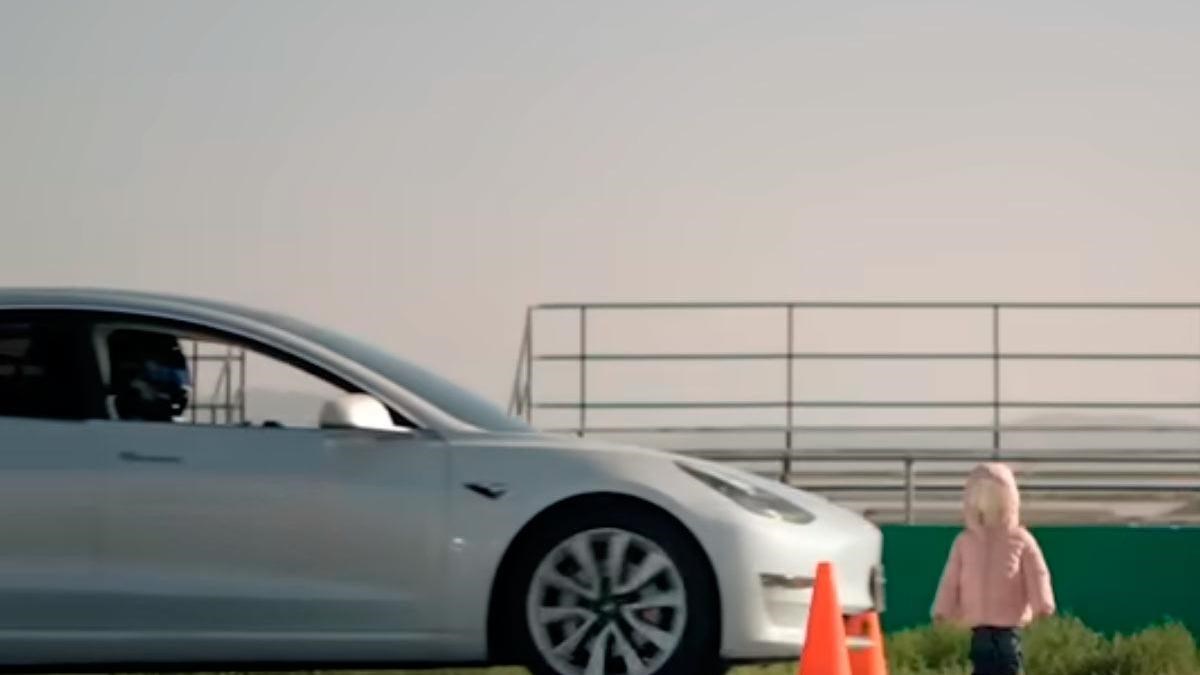 Tesla, otopilot sistemini karalayan videoları kaldırtıyor