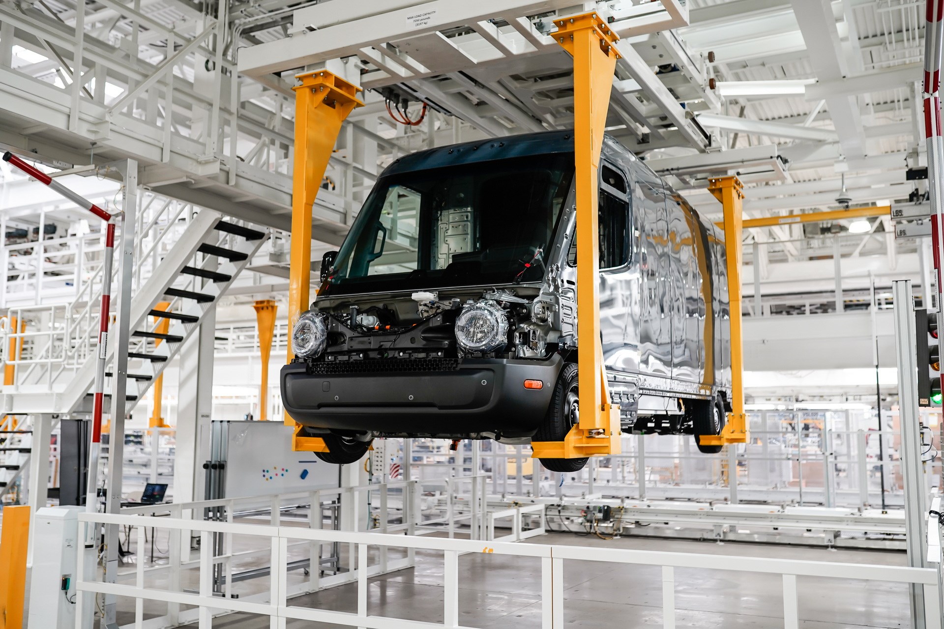 Mercedes ve Rivian, Avrupa'da elektrikli minibüs üretecek