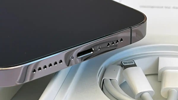 iPhone 14 Pro Lightning port