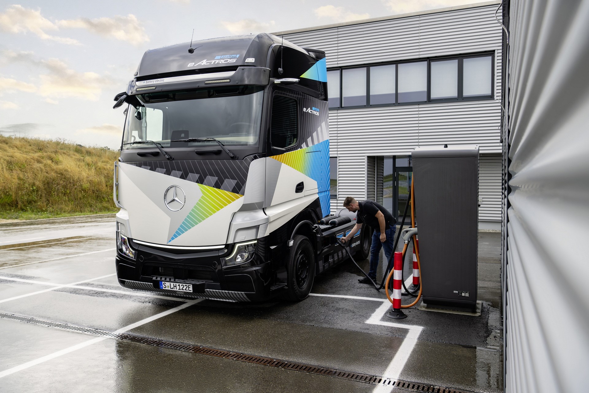 Mercedes'ten 500 km menzilli elektrikli TIR: eActros LongHaul