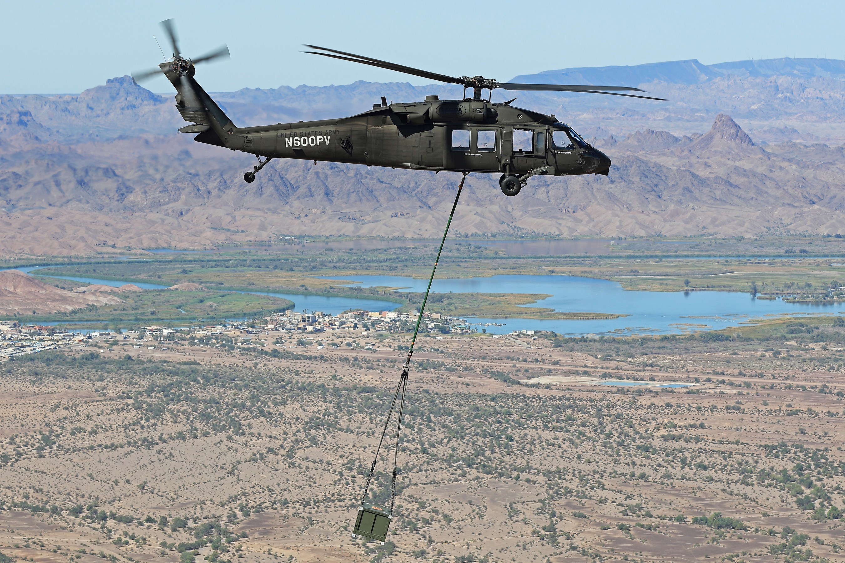 Black Hawk helikopteri pilotsuz şekilde kurtarma görevi yaptı