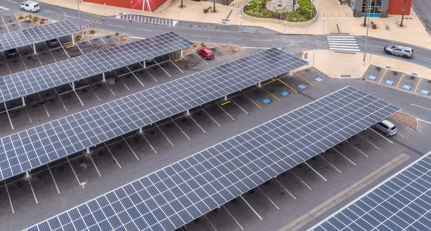 Fransa'da tüm büyük otoparklar güneş panelleriyle kaplanacak
