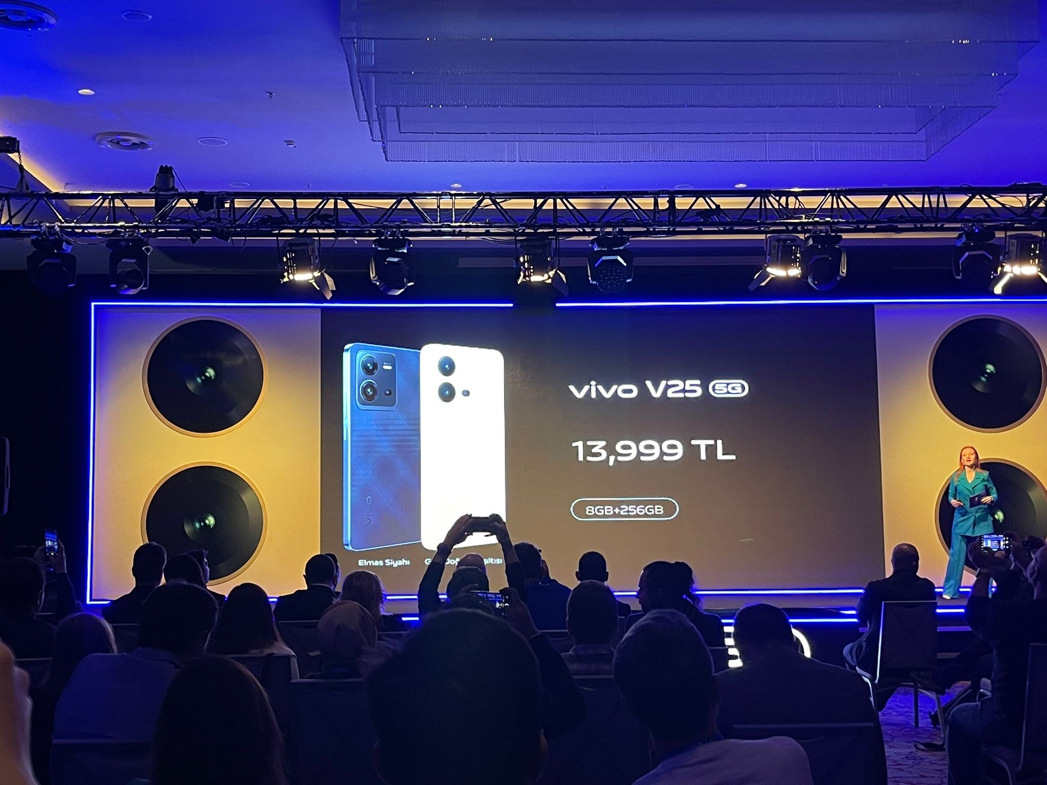 Vivo V25 5G Türkiye’de tanıtıldı: İşte fiyatı ve özellikleri