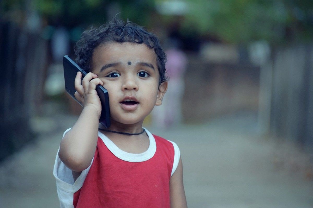 Hint köyünde 18 yaşından küçüklerin telefon kullanması yasaklandı