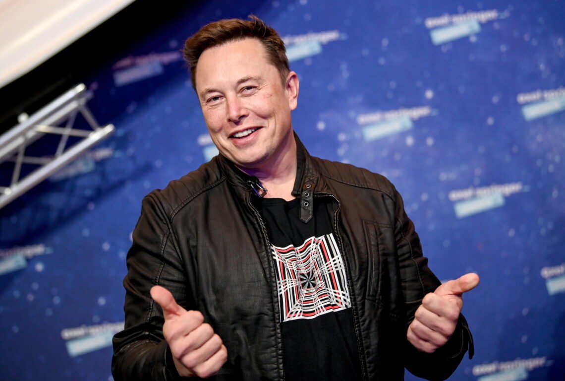 Elon Musk engellenen Twitter hesaplarına af çıkarmaya başladı