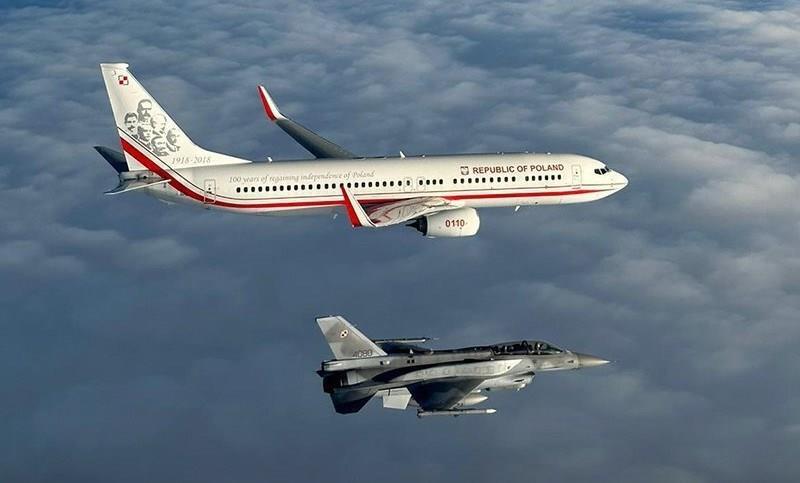 Polonya milli takımına Dünya Kupası yolunda F-16'lar eşlik etti
