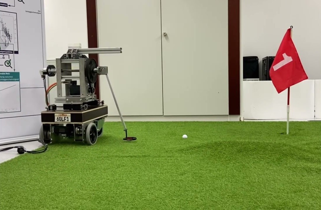 Microsoft Kinect kullanan golf robotu topu deliğe sokabiliyor