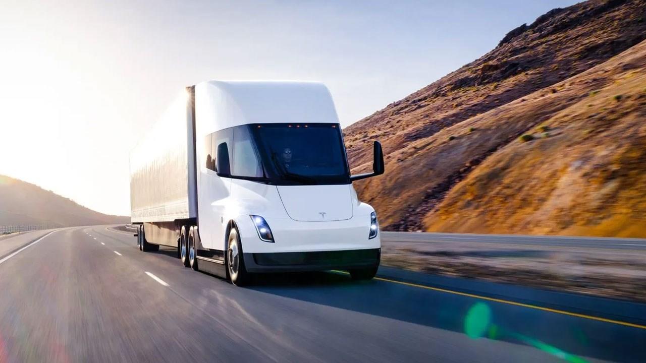 Tesla'nın elektrikli tırı 36 ton yükle 800 km yol kat etti