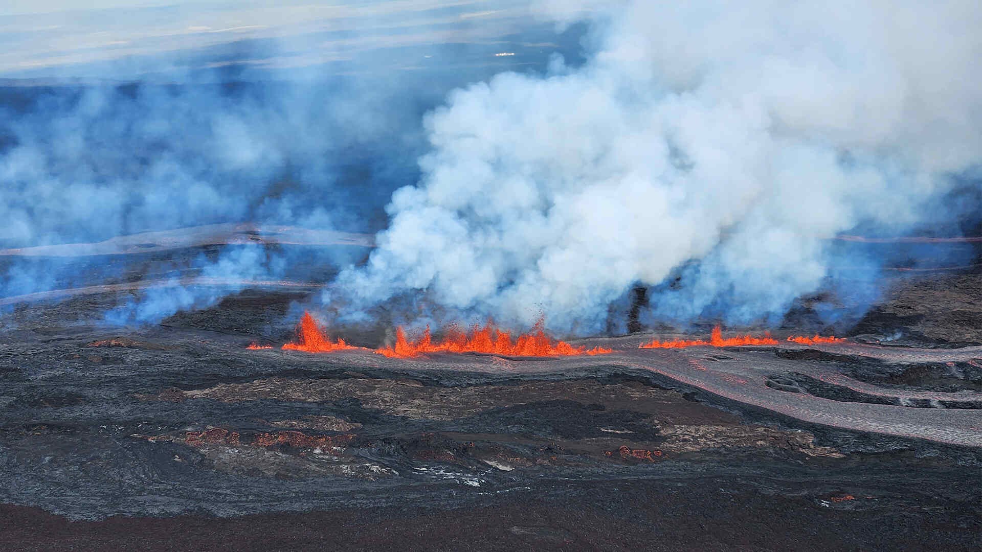 Dünyanın en büyük aktif yanardağı 38 yıl sonra patladı
