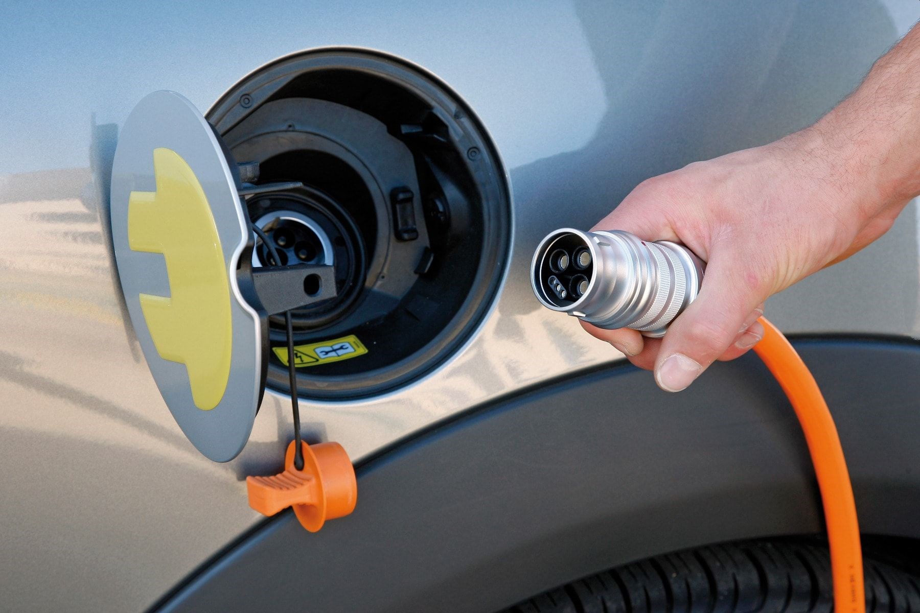 Elektrikli otomobile sahip olmanın maliyeti benzinliyi yakaladı