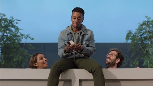 Samsung, yeni reklamında tekrar Apple ile dalga geçti
