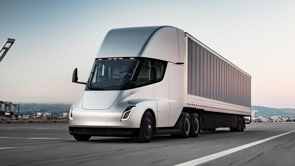 Tesla Semi hakkındaki gerçekleri bir de tır şoföründen dinleyin: Aptal bir araç!