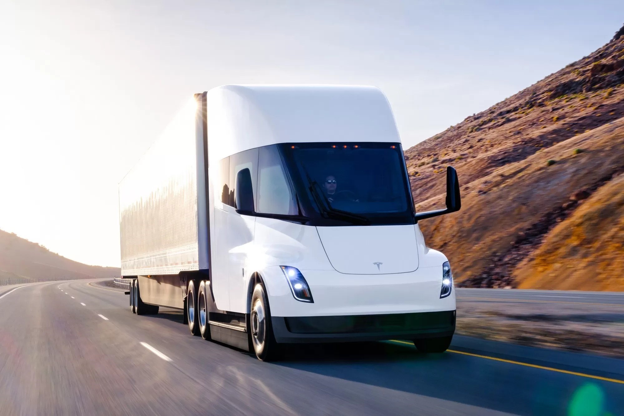 Polonyalı tır şoförü Tesla Semi'yi yerden yere vurdu