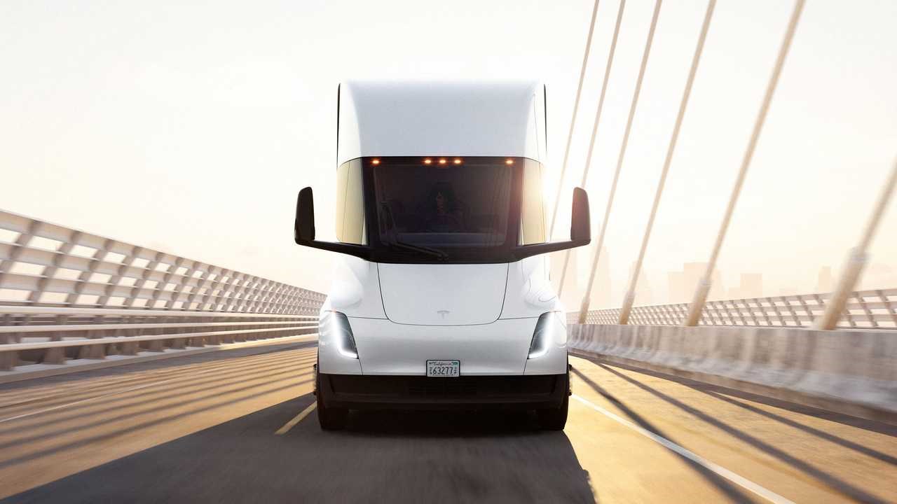 Polonyalı tır şoförü Tesla Semi'yi yerden yere vurdu