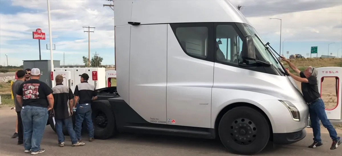 Polonyalı tır şoförü Tesla Semi'yi yerden yere vurdu