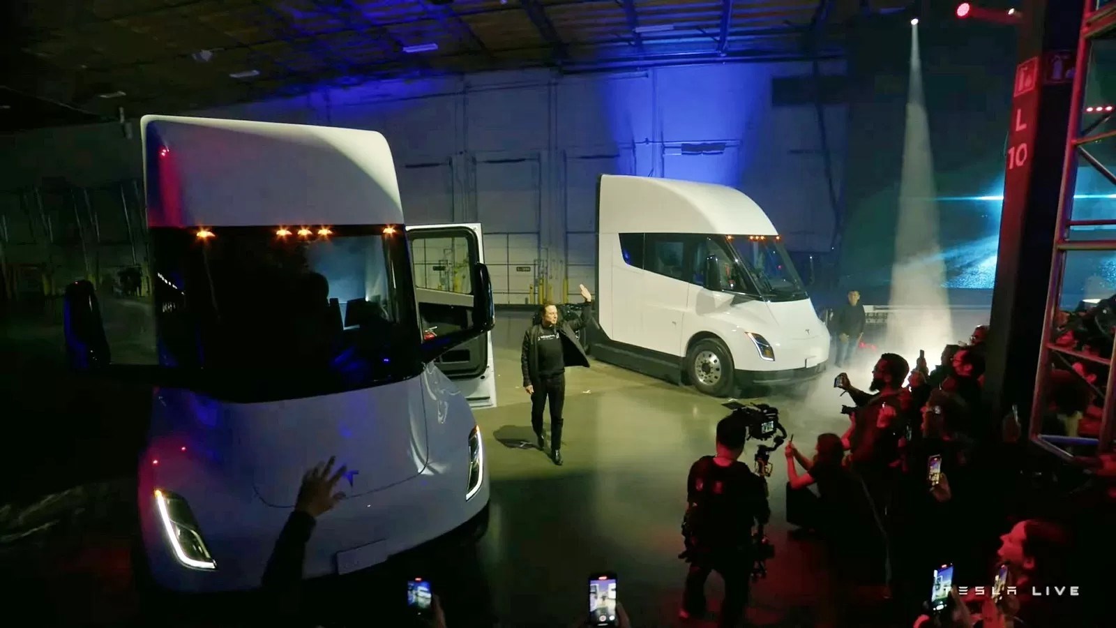 Polonyalı tır şoförü Tesla Semi'yi yerden yere vurdu