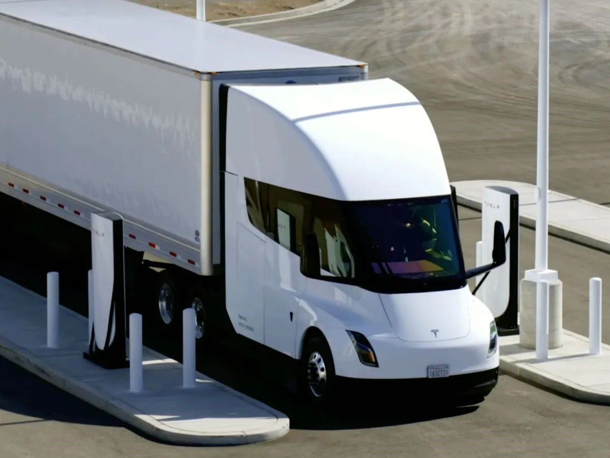 Polonyalı tır şoförü Tesla Semi'yi yerden yere vurdu