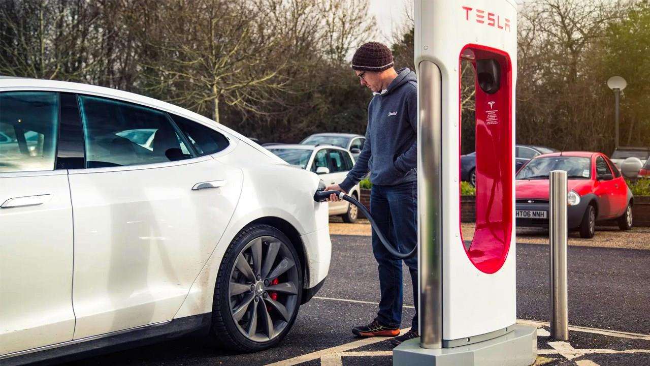 Tesla Model 3 sahibi direkten elektrik çalarken yakalandı