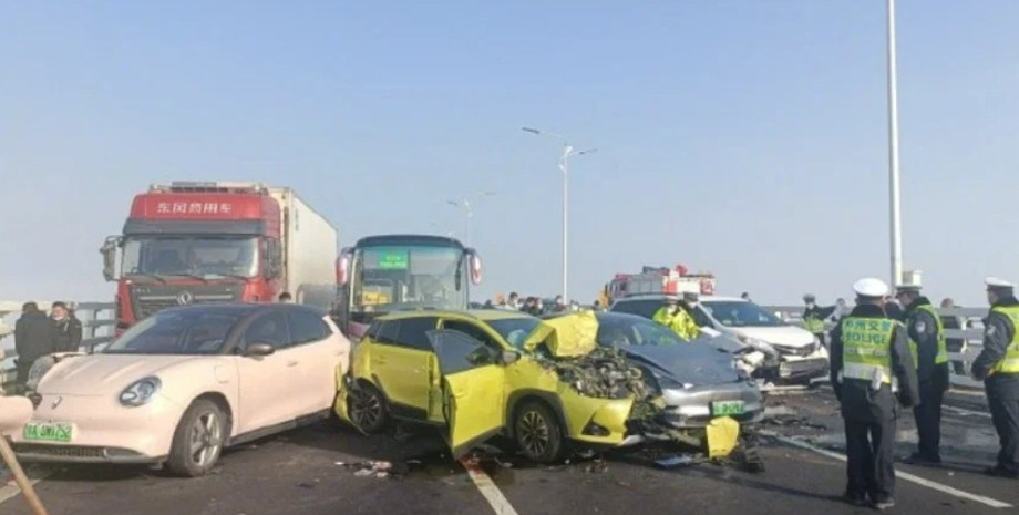 Yılın en büyük kazası: Çin'de 200'den fazla araç birbirine girdi