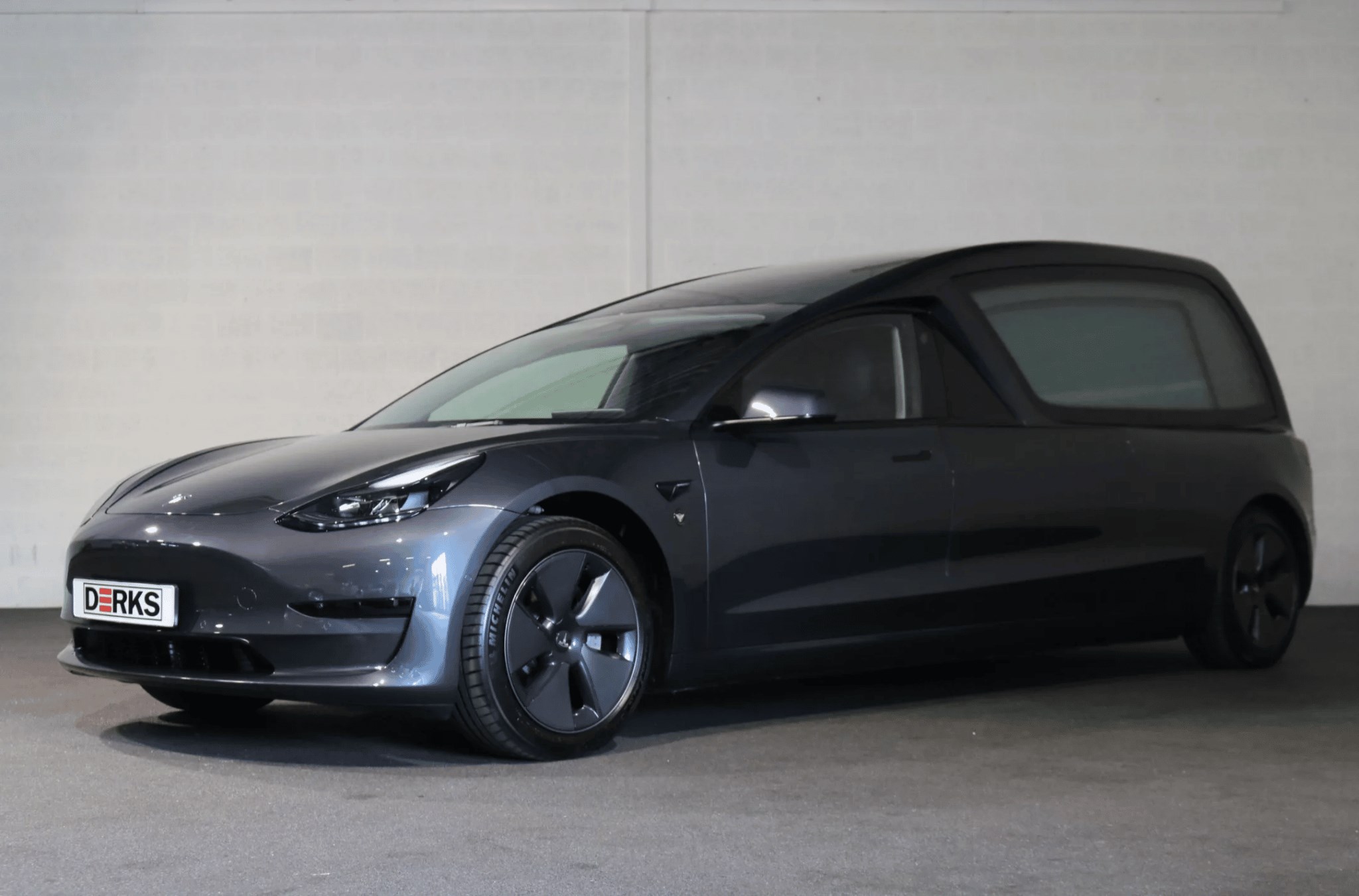 Hollandalı bir şirket Tesla Model 3'ü cenaze arabasına dönüştürdü