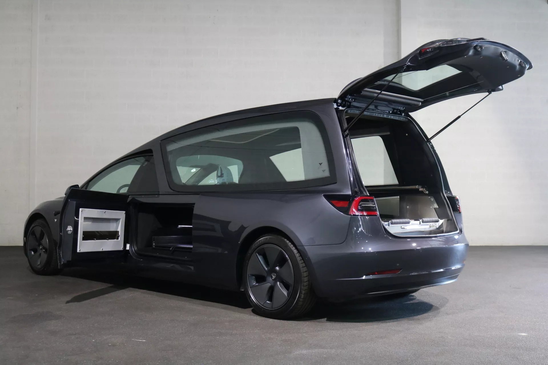 Hollandalı bir şirket Tesla Model 3'ü cenaze arabasına dönüştürdü