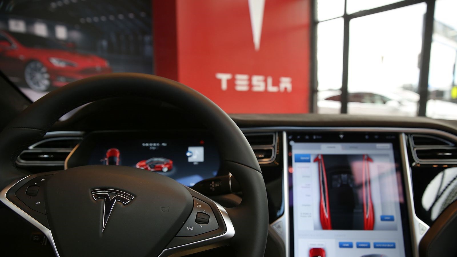 Aracı otomatik pilota alıp uyuyan Tesla sürücüsü yakalandı