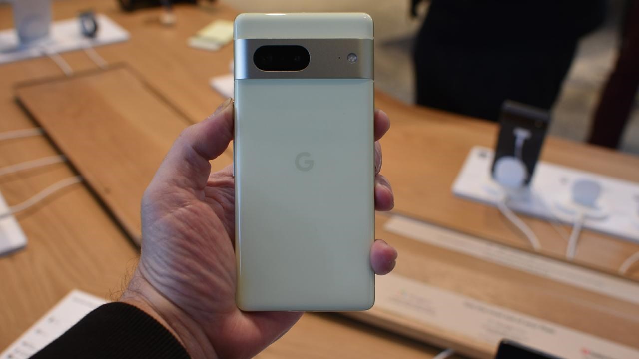 Google Pixel 7a kanlı canlı görüntülendi: İşte tasarımı