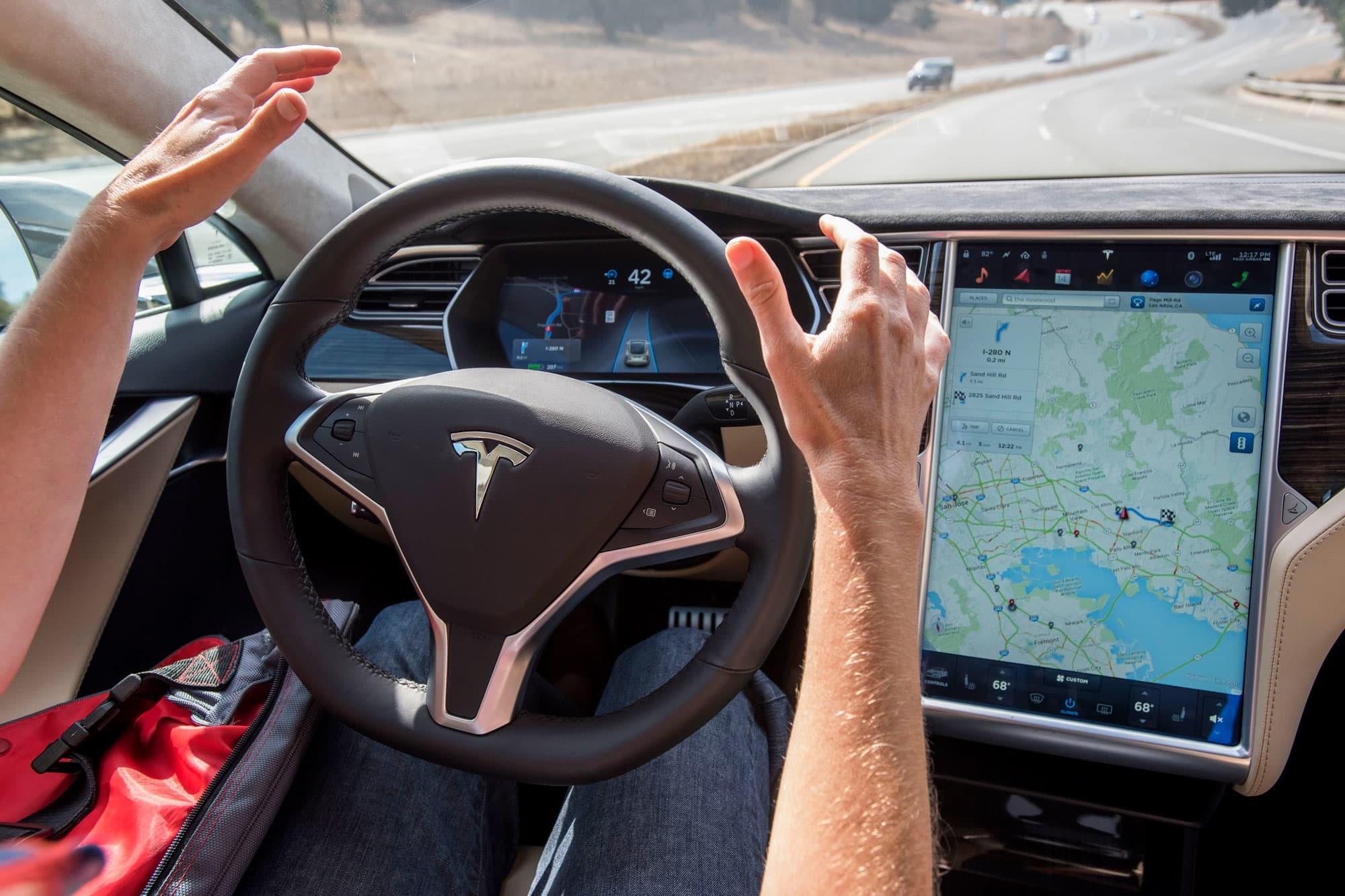 Tesla'dan sansasyonel itiraf: 2016'daki otopilot reklamı sahteydi